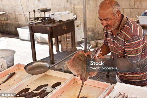Hombre En Fish Market Foto de stock y más banco de imágenes de 60-69 años - 60-69 años, Adulto, Alimento