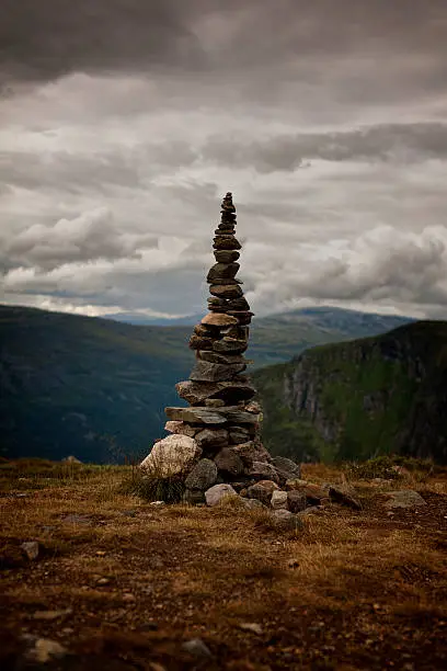 "A pile of rocks, also called a cairn, intended to guide travellers the safest way over mountains in Norway."