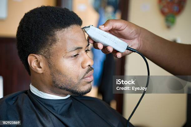 African American Barber Shop Rasur Und Einem Haarschnitt Stockfoto und mehr Bilder von Herrenfriseursalon