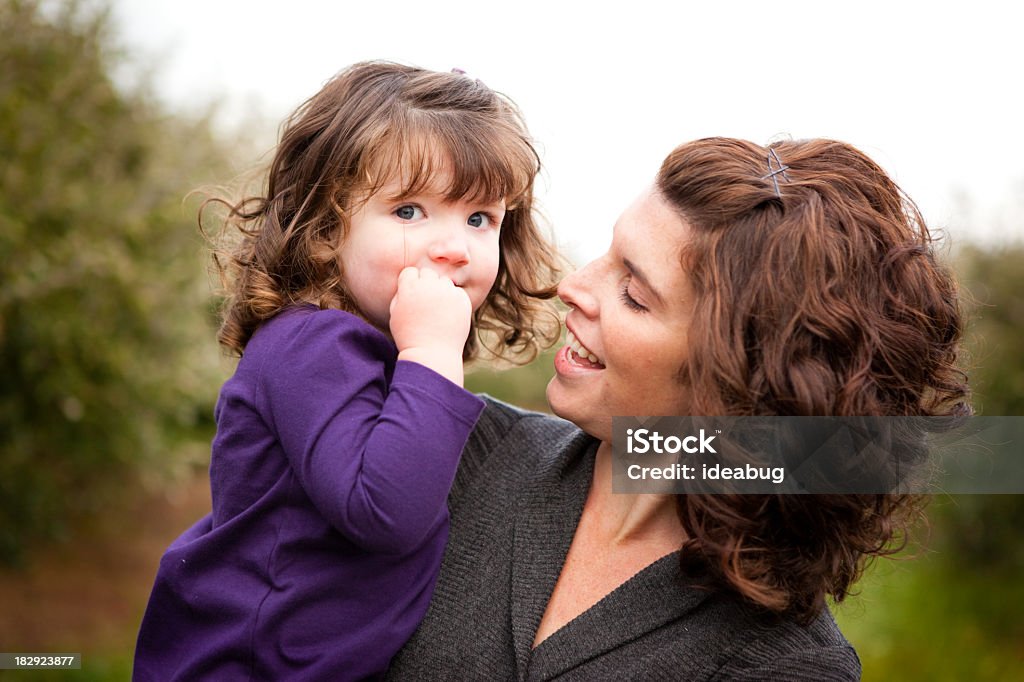 Mãe e filha no pomar de maçãs - Foto de stock de Exterior royalty-free