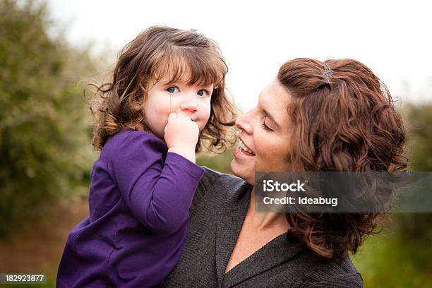 Foto de Mãe E Filha No Pomar De Maçãs e mais fotos de stock de Exterior - Exterior, Família, Outono
