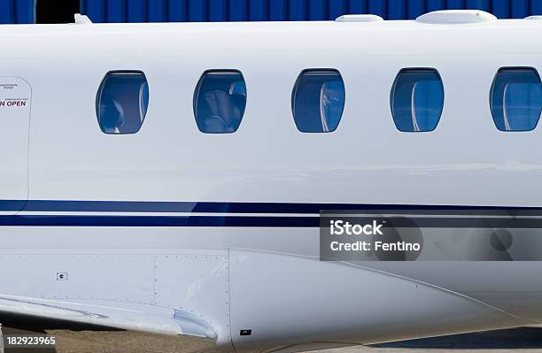 Photo libre de droit de Passager Fenêtres De Avion Privé Dentreprise banque d'images et plus d'images libres de droit de Avion - Avion, Prise de vue en extérieur, Fenêtre