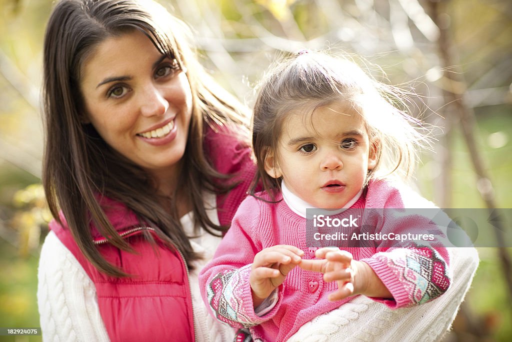 Felice madre con figlia all'esterno in autunno - Foto stock royalty-free di Adulto