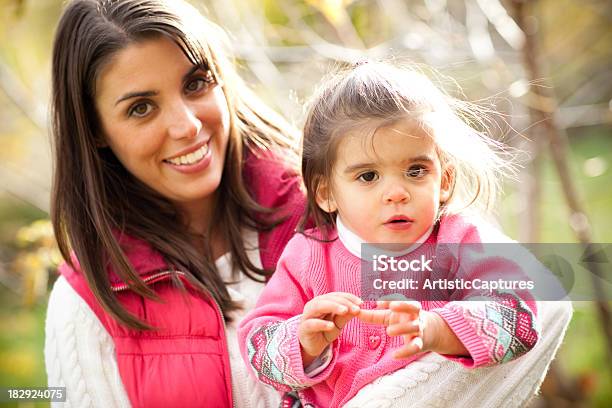 Felice Madre Con Figlia Allesterno In Autunno - Fotografie stock e altre immagini di Adulto - Adulto, Allegro, Ambientazione esterna