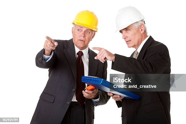 Direttori Delle Costruzioni Che Lavorano Insieme - Fotografie stock e altre immagini di Due persone - Due persone, Elmetto da cantiere, Sfondo bianco