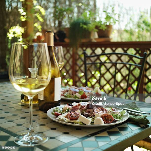 점심 있는 뒤뜰 화이트 와인에 대한 스톡 사진 및 기타 이미지 - 화이트 와인, 치즈, 스페인