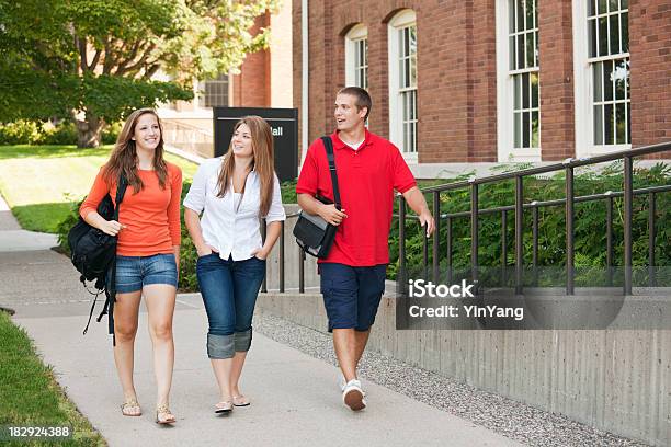 Studenten Die Zu Fuß Durch Universität Campus Studentenwohnheim Sprechen Über School Stockfoto und mehr Bilder von Beginn des Schuljahres