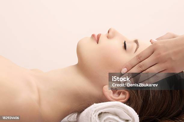 Spabehandlung Stockfoto und mehr Bilder von Frauen - Frauen, Zen, Kopfmassage