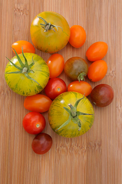トマトの詰め合わせ - heirloom tomato zebra tomato tomato organic ストックフォトと画像