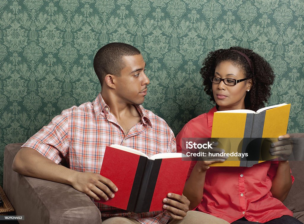 若い男性と女性、書籍でお求めの - 20代のロイヤリティフリーストックフォト