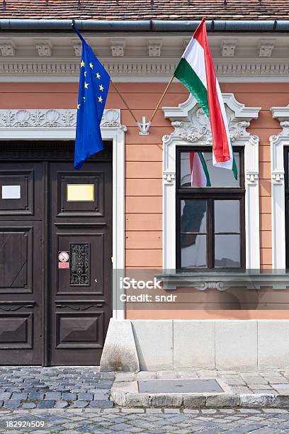 建物の旗 - オフィスビルのストックフォトや画像を多数ご用意 - オフィスビル, ドア, ハンガリー