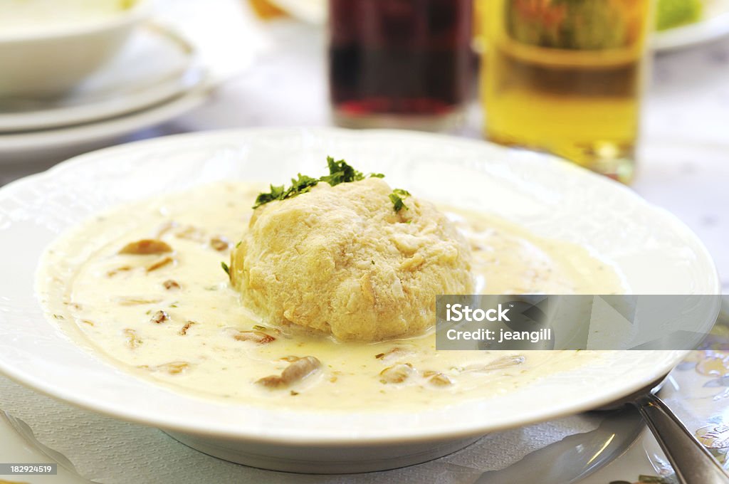 Hongos con crema que raviolis - Foto de stock de Dumpling libre de derechos