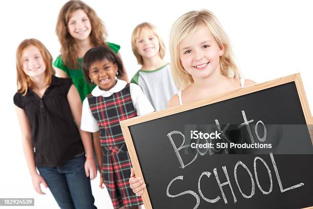 Chica Joven Con Clase Y Back To School On Chalkboard Foto de stock y más banco de imágenes de Africano-americano