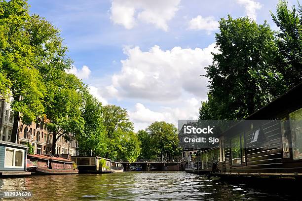 Dom Łodzie W Amsterdamie - zdjęcia stockowe i więcej obrazów Amsterdam - Amsterdam, Architektura, Bez ludzi