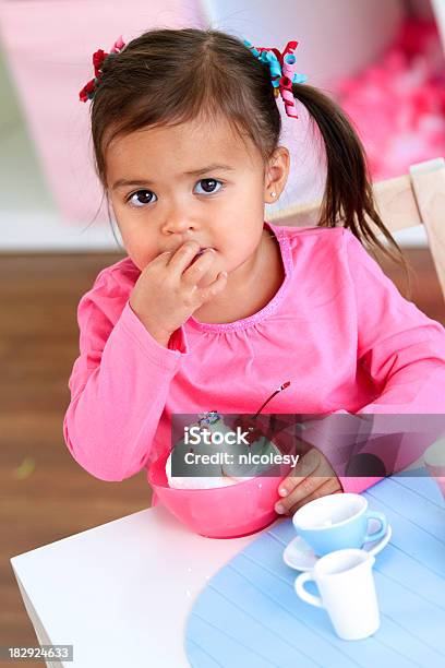 소녀만 바닐라 아이스크림 2-3 살에 대한 스톡 사진 및 기타 이미지 - 2-3 살, 가정의 방, 갈색 머리