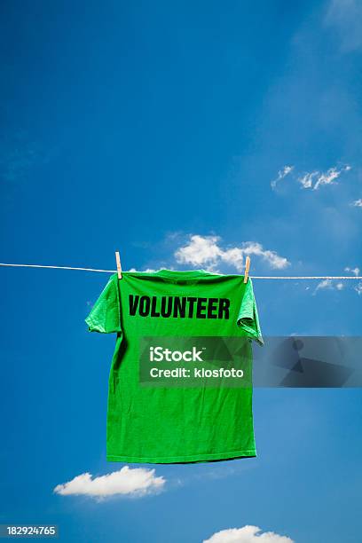 Voluntário Conceito - Fotografias de stock e mais imagens de Voluntário - Voluntário, Ao Ar Livre, Assistência