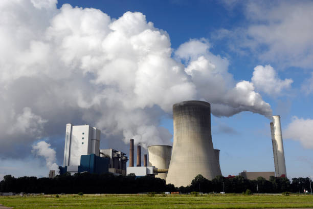 moderne kohle brennen kraftwerk mit verschmutzung - niederaußem stock-fotos und bilder
