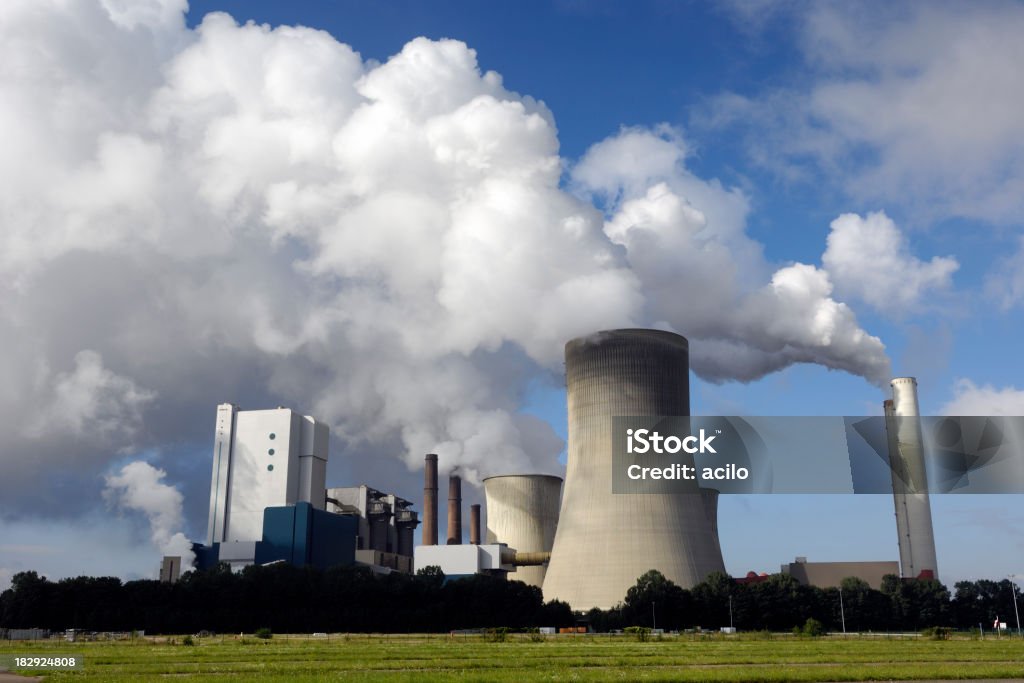 현대적이다 석탄 사용량을 발��전소, 오염시킨다 - 로열티 프리 0명 스톡 사진