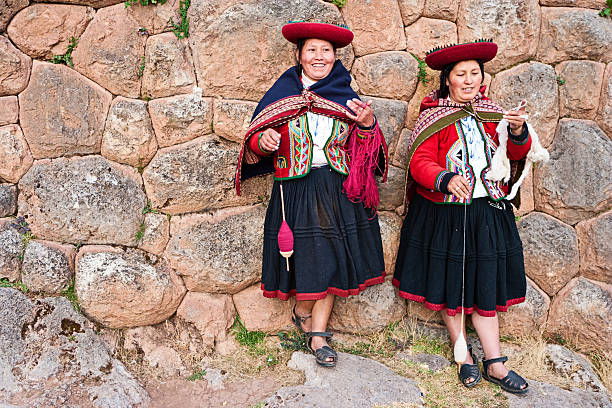 istock Peruvian women spinning wool, The Sacred Valley, Pisac 182924817