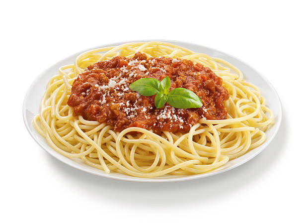 スパゲッティーボロネーゼ、バジルの葉 - スパゲティ ストックフォトと画像