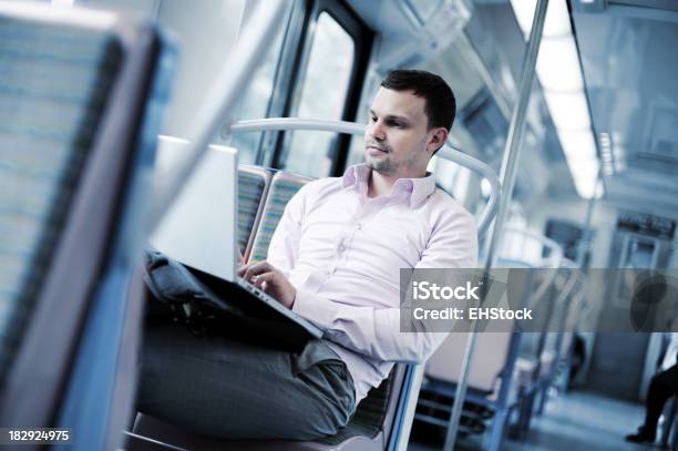 Foto de Empresário No Trem Suburbano Com Laptop e mais fotos de stock de Laptop - Laptop, Metrô, Montar