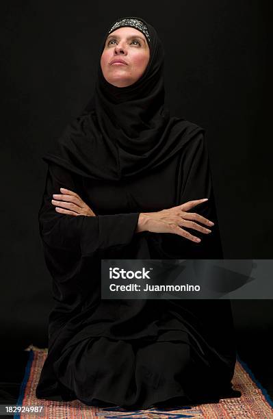 Mulher Muçulmana Ajoelhar Em Fundo Preto - Fotografias de stock e mais imagens de Mulheres - Mulheres, Só Mulheres, Só Uma Mulher