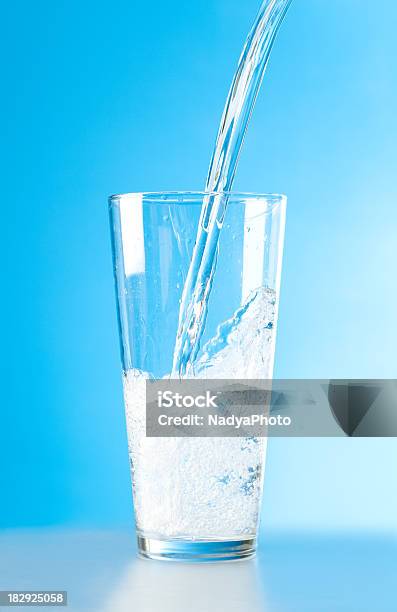 Verter A Água - Fotografias de stock e mais imagens de Azul - Azul, Bebida Fresca, Bolha - Estrutura Física