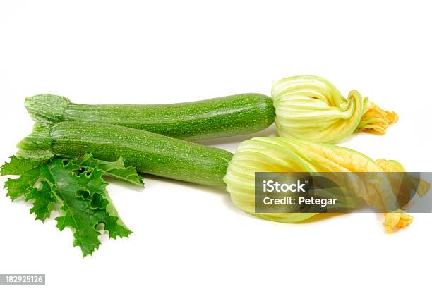 Zucchini Mit Blumen Stockfoto und mehr Bilder von Abnehmen - Abnehmen, Fotografie, Freisteller – Neutraler Hintergrund