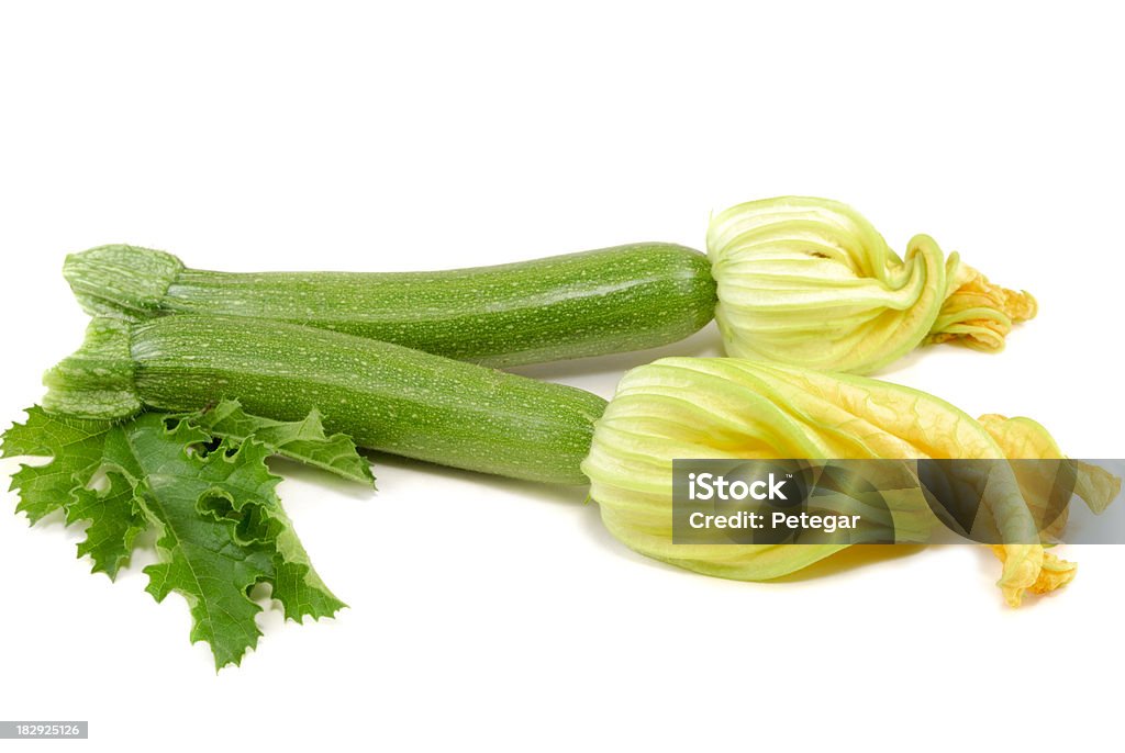 Calabacín (Zuccini) con flores - Foto de stock de Alimento libre de derechos