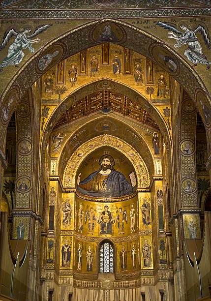 abside di chiesa gotica di monreale, sicilia, italia. - pantocratore foto e immagini stock