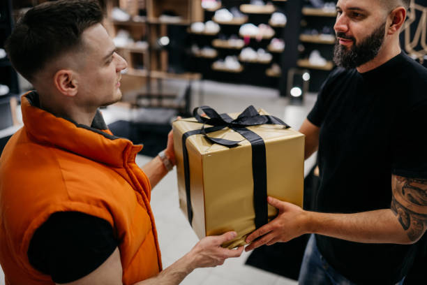 sapatos como presente de natal - shoe store sales clerk customer - fotografias e filmes do acervo