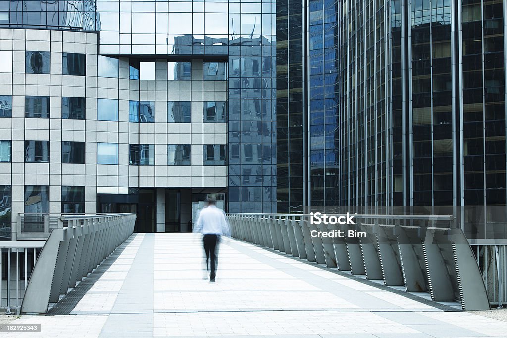 Homem de Negócios Andar sobre Skywalk em Edifício de escritórios, Paris La Défense, - Royalty-free Cidade Foto de stock