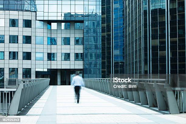 Homem De Negócios Andar Sobre Skywalk Em Edifício De Escritórios Paris La Défense - Fotografias de stock e mais imagens de Cidade