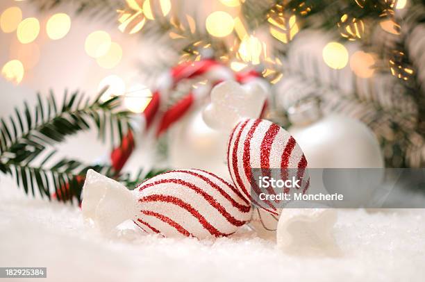Caramelle Palla Dellalbero Di Natale - Fotografie stock e altre immagini di Albero - Albero, Albero di natale, Arredamento