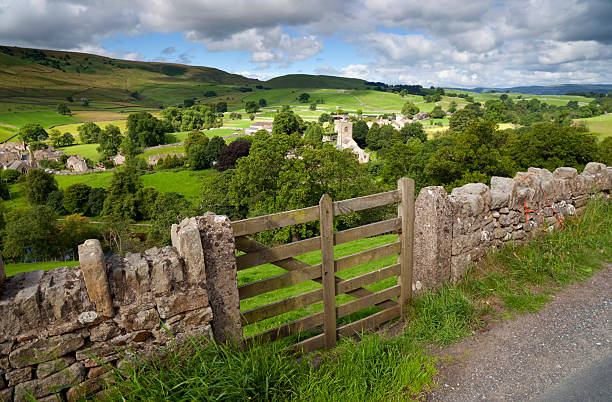 vista sobre burnsall - yorkshire gate yorkshire dales village imagens e fotografias de stock