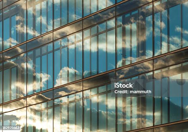 Foto de Escritório Janelas Com Nuvens Refletida e mais fotos de stock de Abstrato - Abstrato, Arquitetura, Arranha-céu