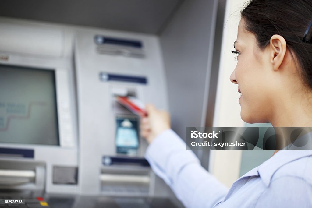 Frau setzen Ihre Kreditkarte am Geldautomaten. - Lizenzfrei Bankgeschäft Stock-Foto