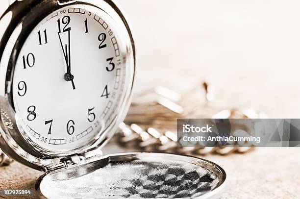 Esfera De Reloj De Abierto Plata Reloj De Bolsillo Con Cadena Foto de stock y más banco de imágenes de Reloj de bolsillo