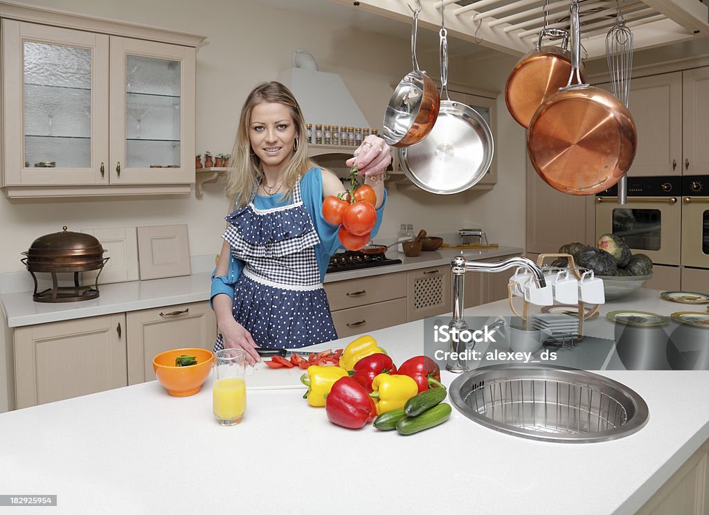 Femme avec des légumes dans la cuisine - Photo de 20-24 ans libre de droits