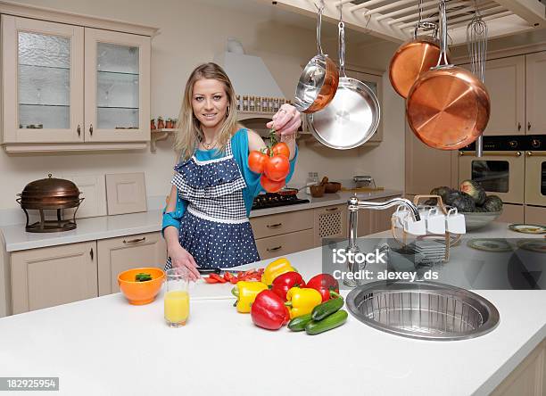 Donna Con Verdure In Cucina - Fotografie stock e altre immagini di 20-24 anni - 20-24 anni, Abbigliamento casual, Adulto