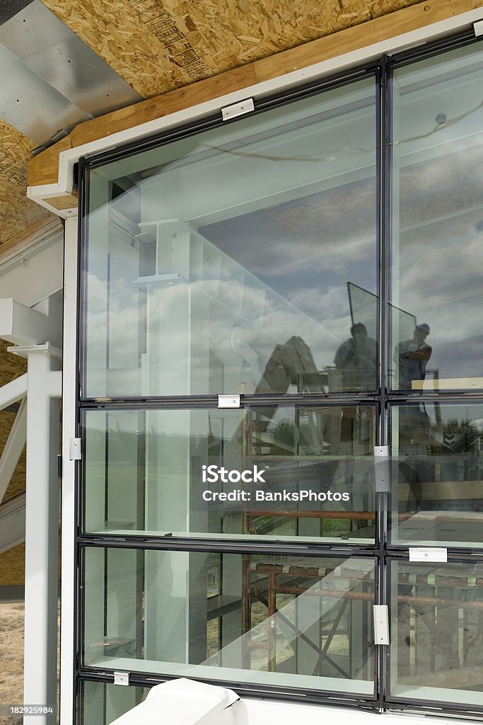 Nova janela comercial instalação com os trabalhadores reflectida em vidro - Royalty-free Instalar Foto de stock
