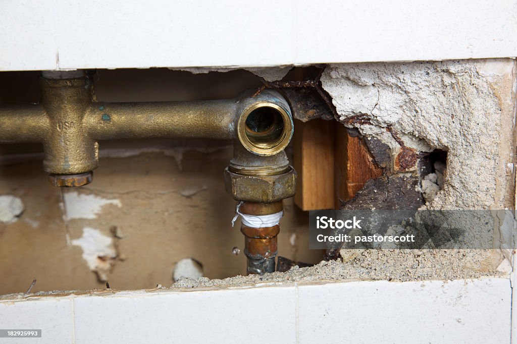 All'interno di una parete di dispersione doccia per riparare - Foto stock royalty-free di Gocciolante