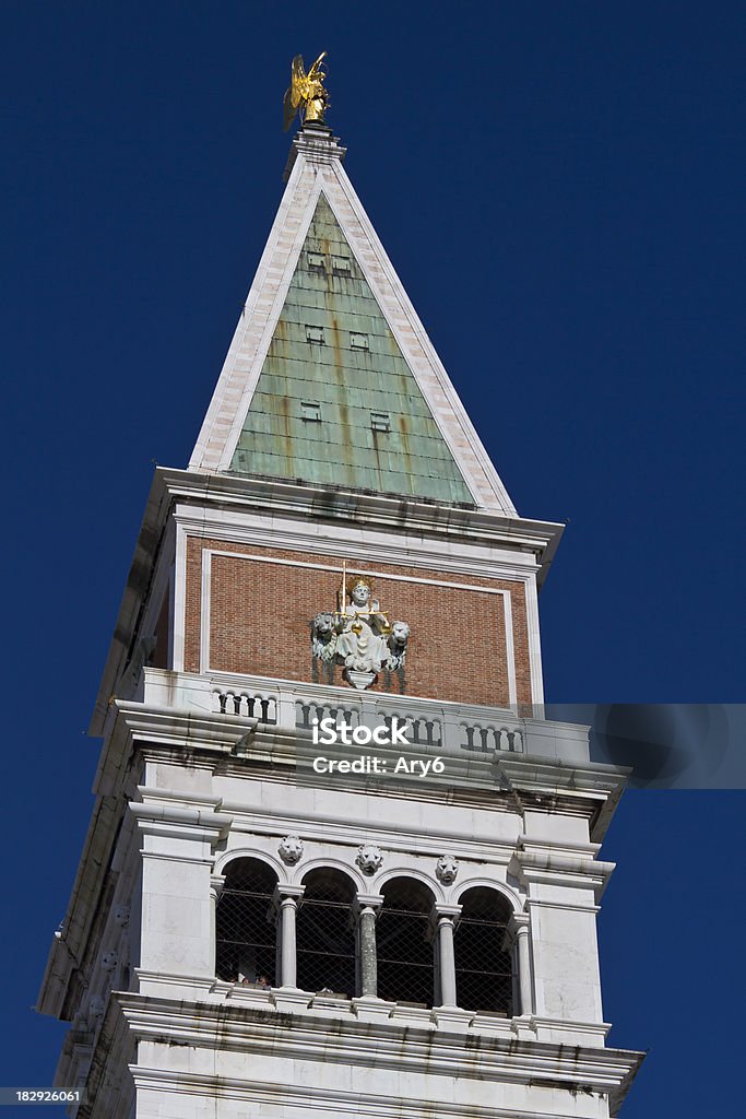 Belltower em Veneza sob o céu azul - Foto de stock de Arco - Característica arquitetônica royalty-free