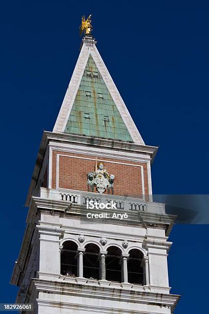 Foto de Belltower Em Veneza Sob O Céu Azul e mais fotos de stock de Arco - Característica arquitetônica - Arco - Característica arquitetônica, Arquitetura, Azul