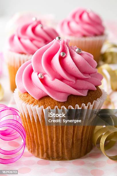 Cupcakes De Festa - Fotografias de stock e mais imagens de Bolinho - Bolinho, Cor de rosa, Cobertura Glacé