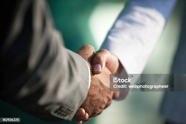 Foto de Aperto De Mão e mais fotos de stock de Dar as Mãos - Dar as Mãos, Desfocado - Foco, Acordo