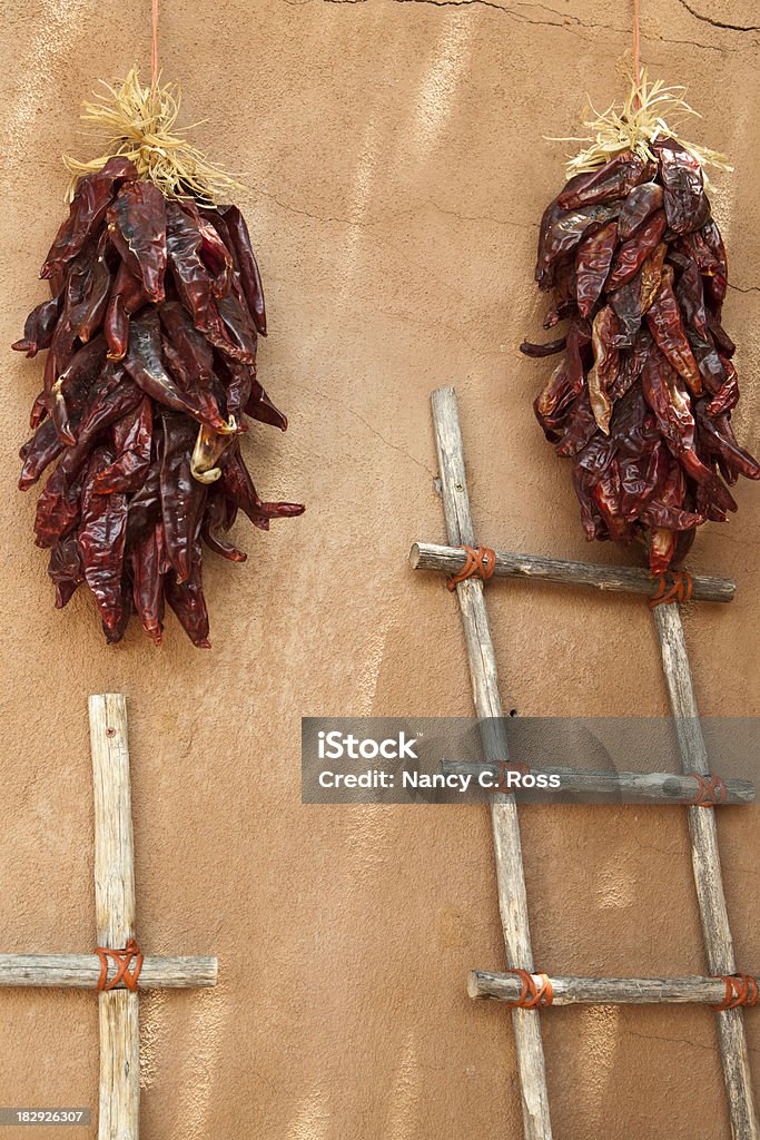 Ristras (Ristras de piments Hang sur mur en Adobe - Photo de Adobe libre de droits