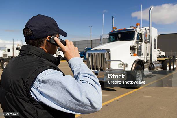 Chiamata A Truckstop - Fotografie stock e altre immagini di Usare il telefono - Usare il telefono, Camion articolato, Camionista