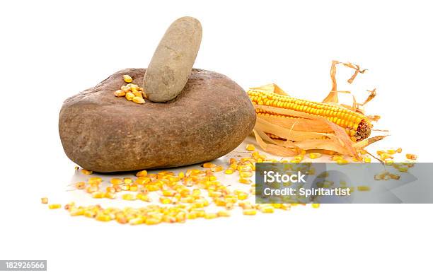Простейших Камень Осуществляет С Сушеные Кукурузы — стоковые фотографии и другие картинки Каменный век - Каменный век, Кукуруза, Кукуруза - урожай