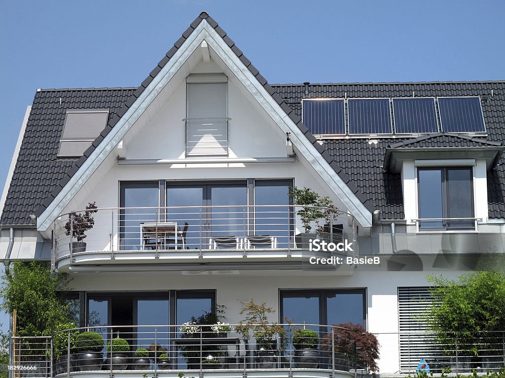 Neues modernes Haus - Lizenzfrei Sonnenkollektor Stock-Foto